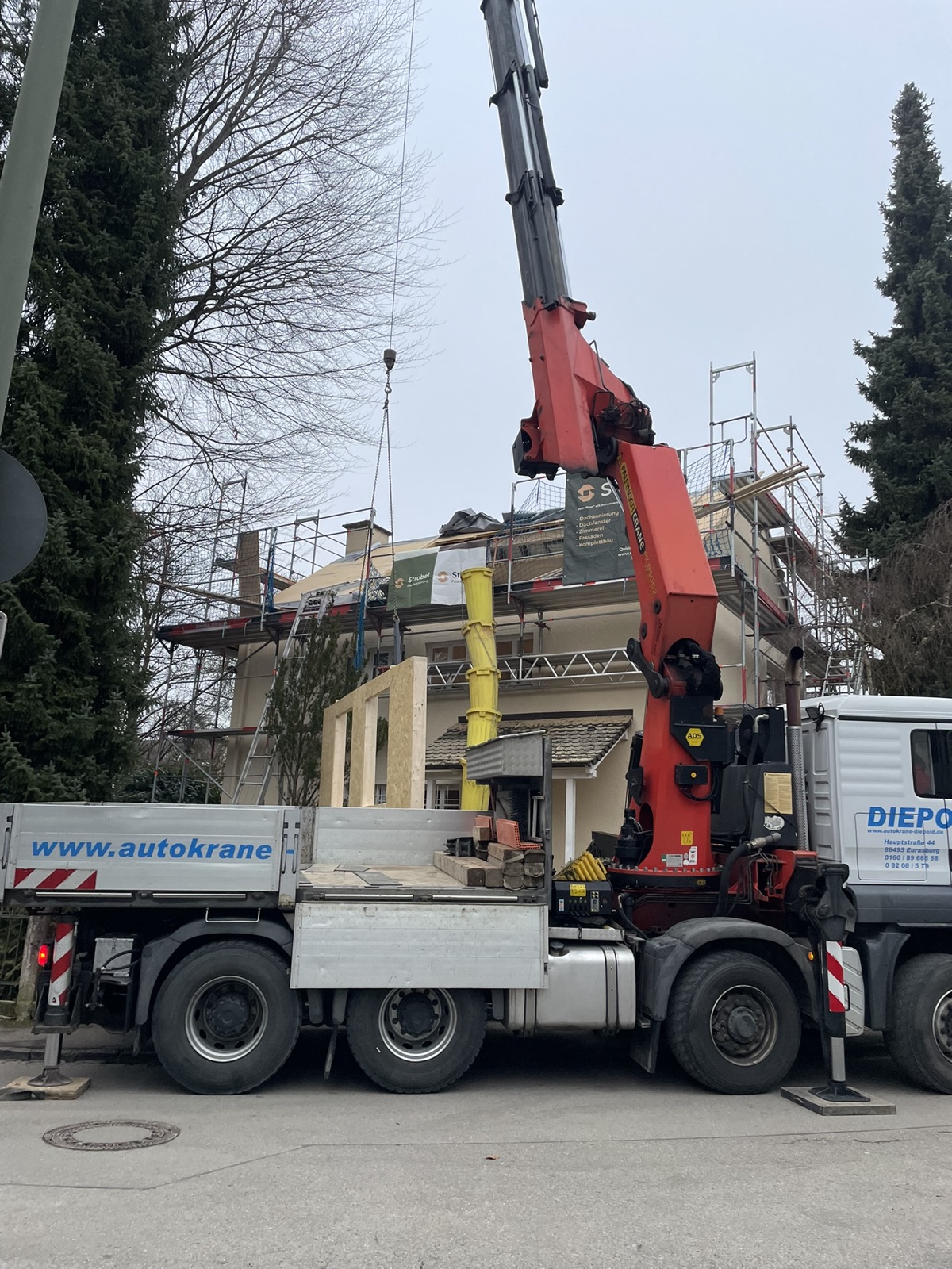 Millimeterarbeit mit dem Autokran: die in der Werkstatt vorgefertigte Gaube wird montiert.