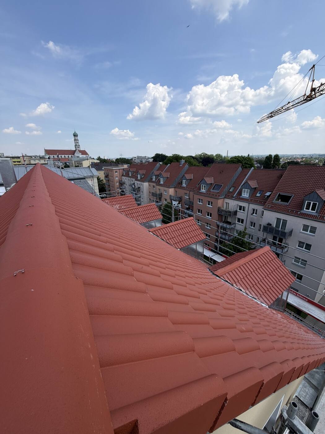 Die fertige Ostseite mit neuer Eindeckung in Betondachstein Rot und Titanzink-Spenglerei.