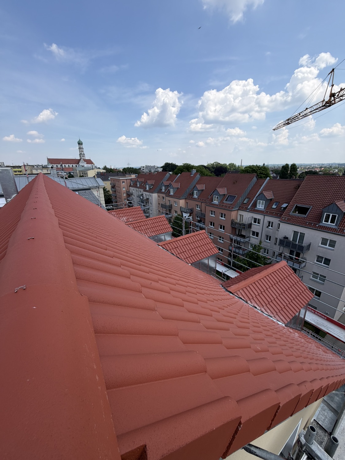 Die fertige Ostseite mit neuer Eindeckung in Betondachstein Rot und Titanzink-Spenglerei.