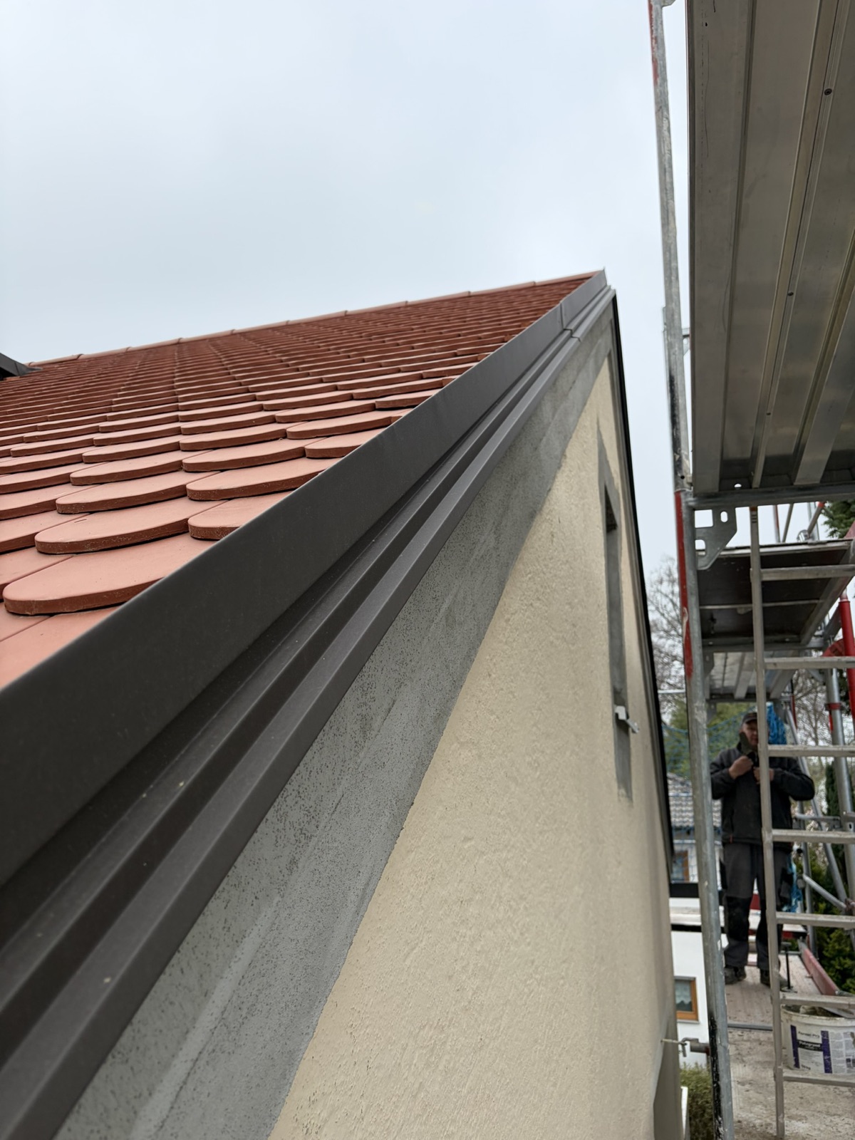 Der handwerklich ausgeführte Ortgang, bewusst ohne Ortgangziegel gelöst.
