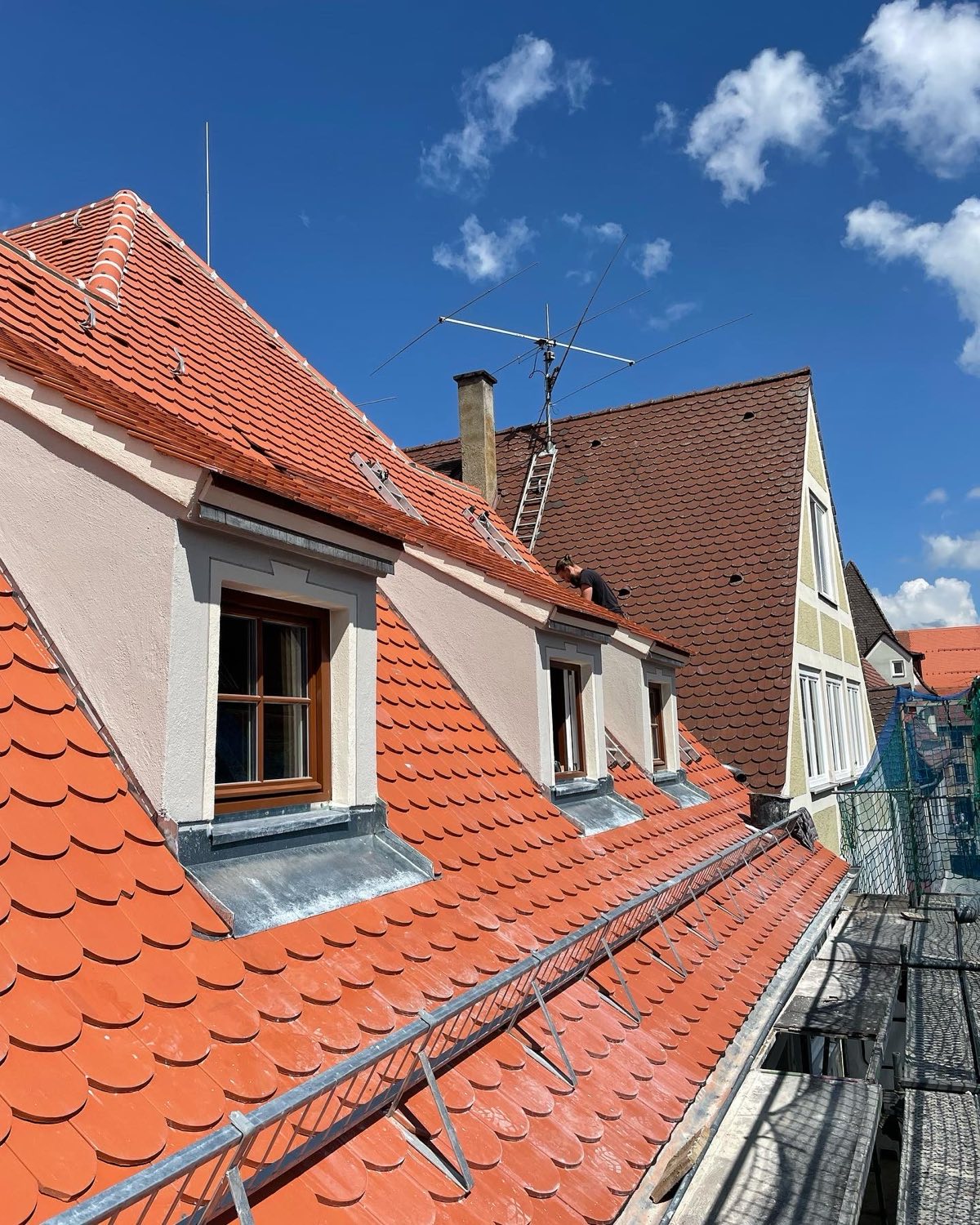 Die neue Dachlandschaft fügt sich in das historische Ensemble von Memmingen ein.