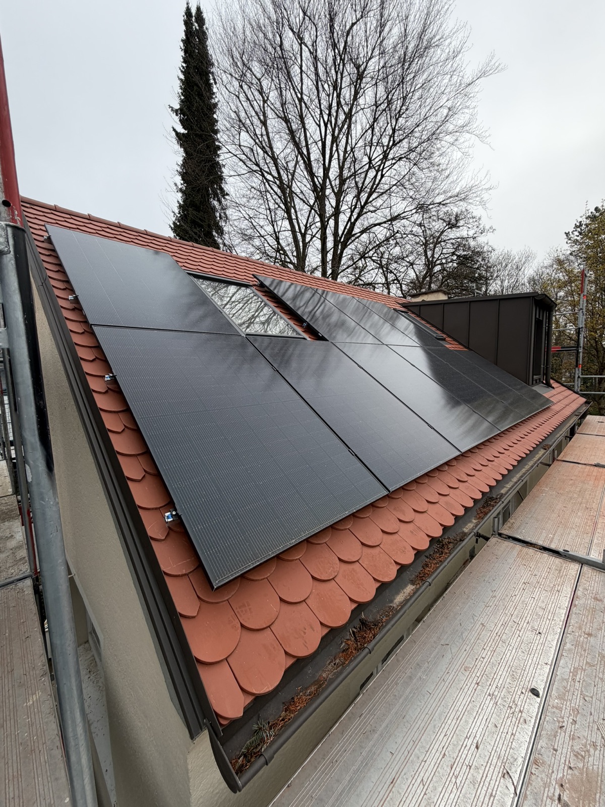 Die Südseite mit neuer Photovoltaik, so integriert, dass die Optik des Dachs erhalten bleibt.