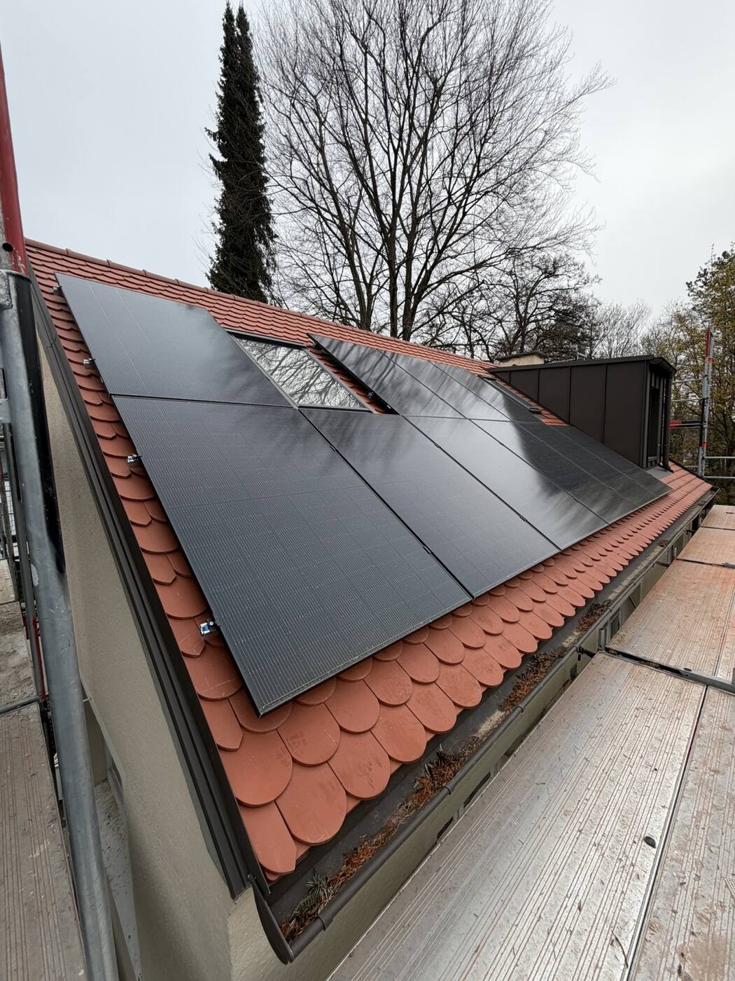 Die Südseite mit neuer Photovoltaik, so integriert, dass die Optik des Dachs erhalten bleibt.