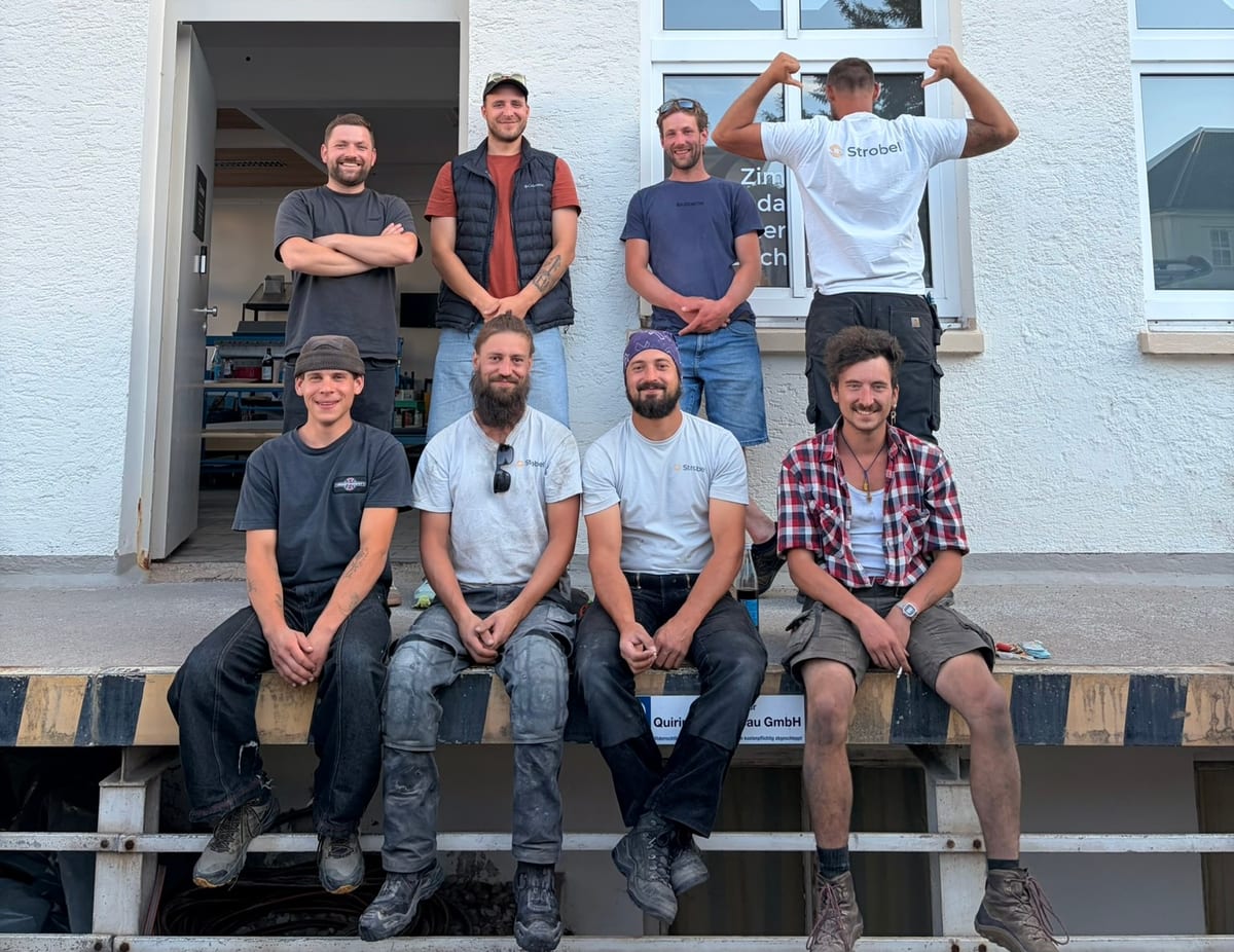Das feste Stammteam von Strobel Bau vor der Werkstatt in Augsburg
